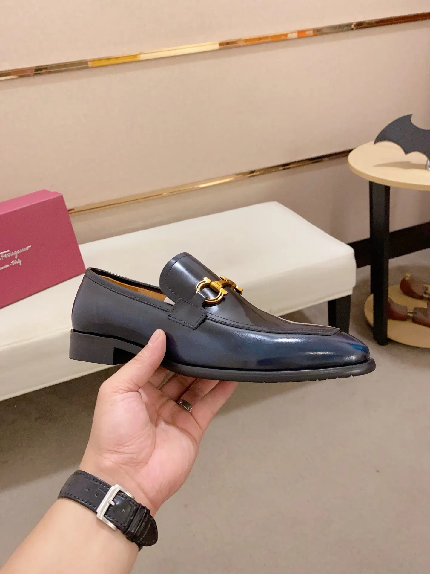 Men's shoes💰: 520💰 High version Ferragamo quality! 🆕🆕Exclusive hot-selling products in stock🔥🔥New products on the shelves, high-quality shoes, high-end driving shoes, with complete packaging! 💪 💪 Material: imported patented cowhide 🐂 + imported high-quality water-dyed cowhide lining + wear-resistant outsole 👍🏻👍🏻 Features: high-end and comfortable, purely handmade 🚀 🚀 Create the perfect shoes that suit you best 🔥 🔥 Size: (38-44) Can be customized 45 non-returnable!
